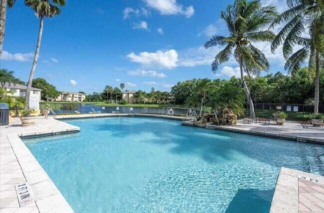 Building Photo - 500 Crestwood Ct S