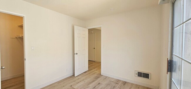 Building Photo - Gorgeous Remodeled 3bed 3bath 2 car garage...