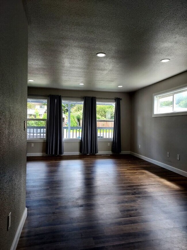 Building Photo - 2 Story Remodeled Single-Family Home in Po...