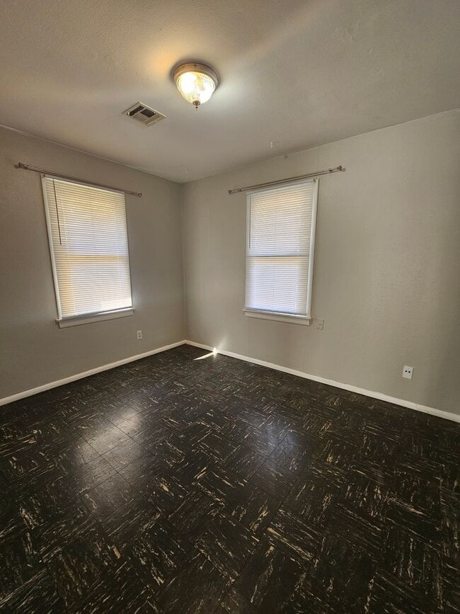 Building Photo - (2) Bed/(1) Bath Duplex! Great Campus Location! 6-Month or Month-to-Month Lease options!
