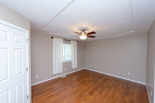 Building Photo - 4 Bedroom Home