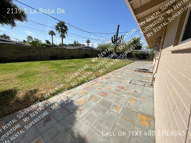 Building Photo - 2139 S La Rosa Dr