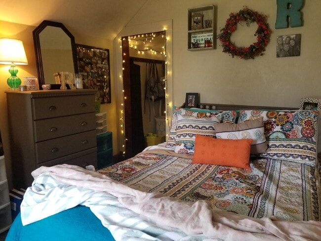 Building Photo - 4 Bed 1 Bath close to UWEC!