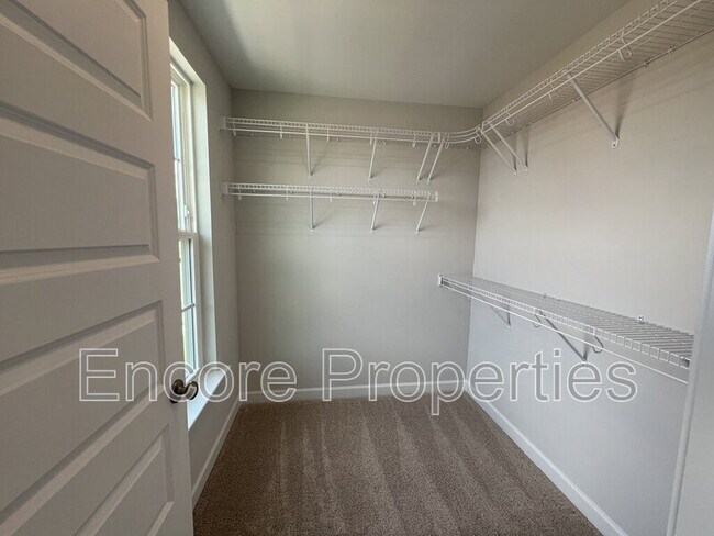 Building Photo - 284 White Oak Gdn Wy