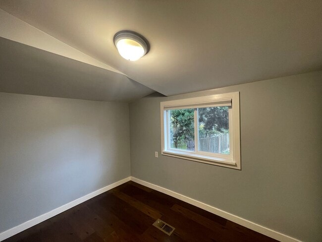 Building Photo - West Seattle - 2 bedroom and 1 bathroom