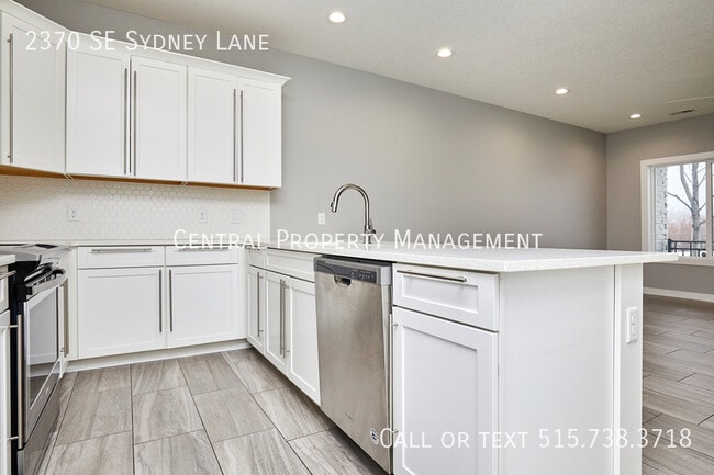 Building Photo - 2370 SE Sydney Ln