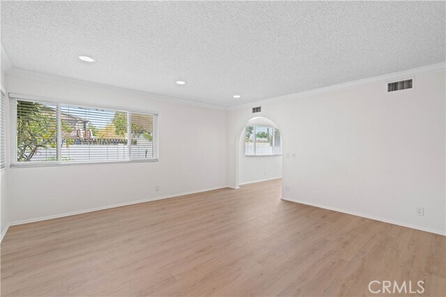Building Photo - 1019 E Walnut Ave