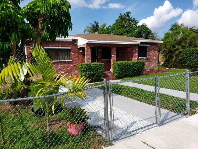 Primary Photo - 825 NW 134th St