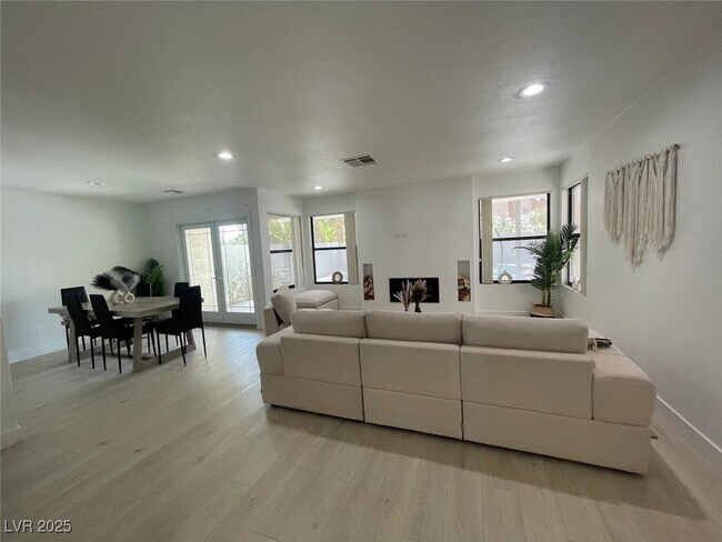 Building Photo - 3004 Ocean View Dr