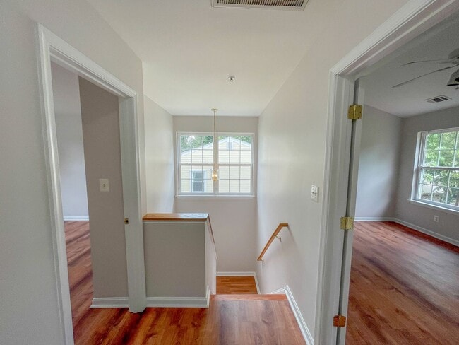 Building Photo - Lovely Traditional 5BR/3BA home in excelle...