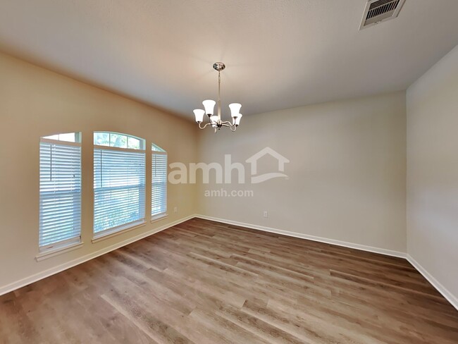 Building Photo - 501 Falcon Lake Dr