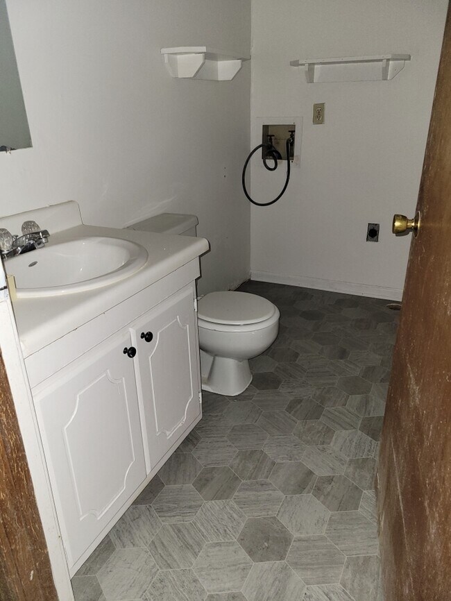 Building Photo - Townhome