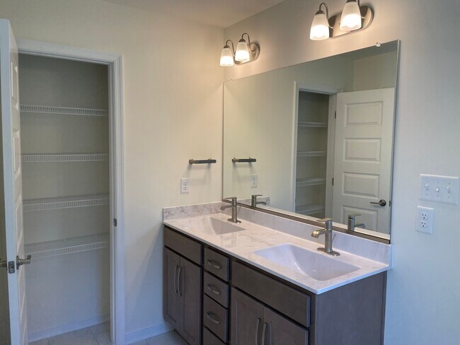 Building Photo - 18405 Palisades Ct