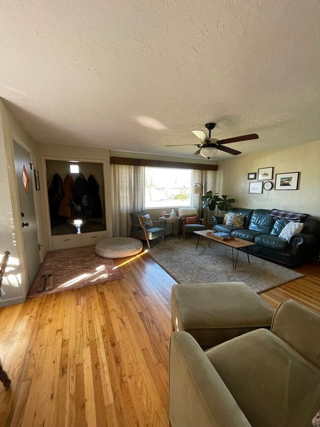 Building Photo - CHARMING HOME IN GREAT LOCATION!