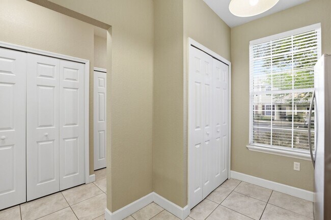 Building Photo - Conveniently located condo in Grantwood