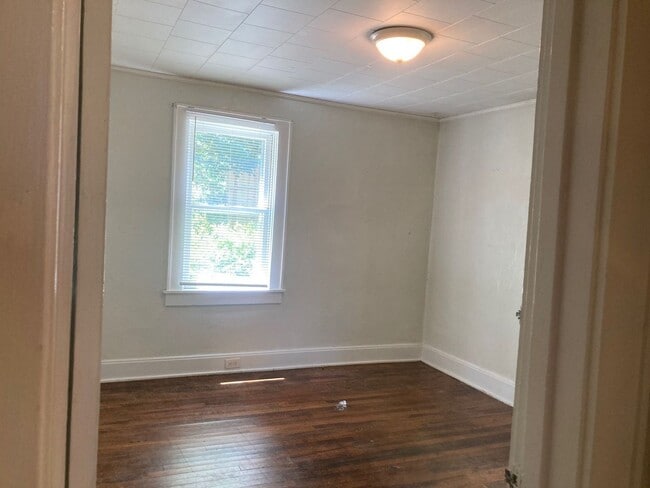 Building Photo - PRE-LEASING FOR AUGUST 2026! Walkable to C...