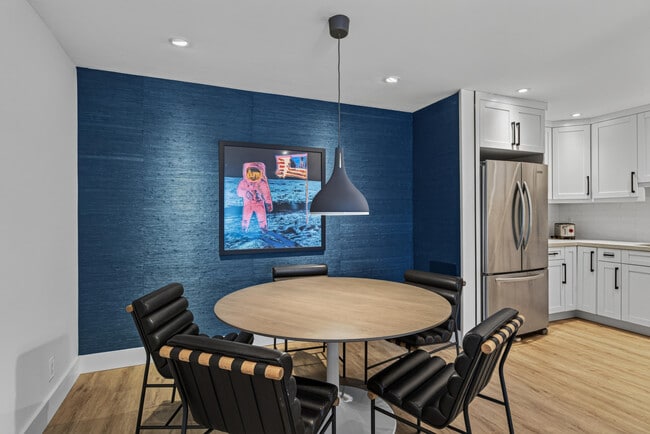 Building Photo - 6515 Bay Club Dr
