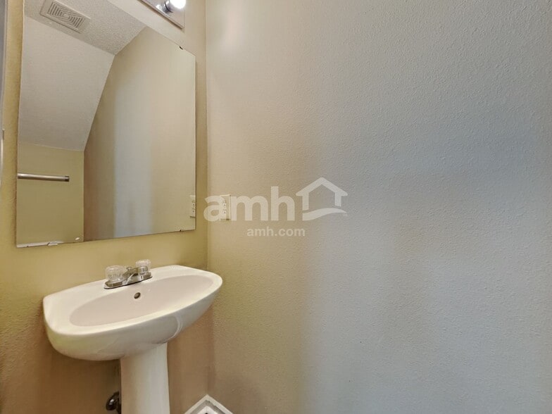 Building Photo - 10338 Kensington Way