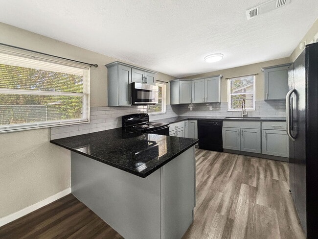 Building Photo - 122 Drew Ave