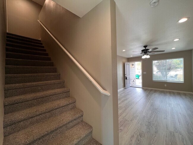 Building Photo - 815 Starlite Dr
