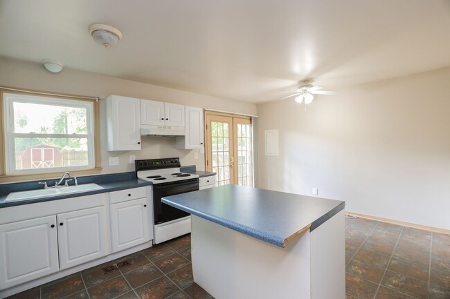 Building Photo - -- Available Now!  Spacious 4 Bed 2 Bath C...