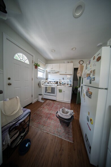 Building Photo - 12-14 Richardson Unit 3