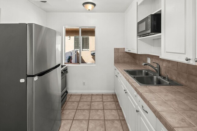 Building Photo - Emerson St