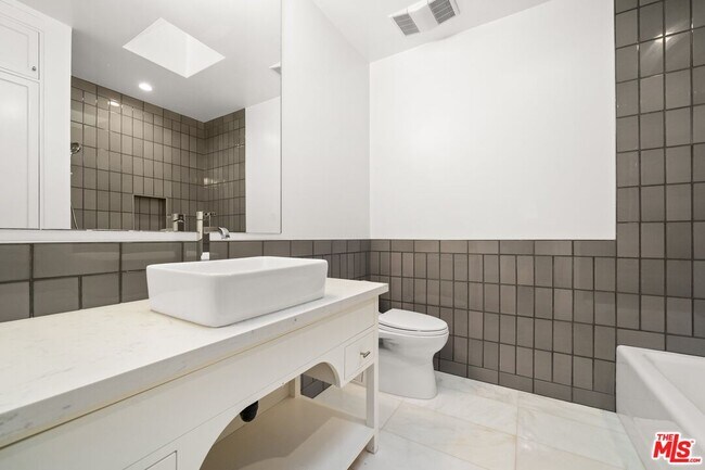 Building Photo - 2400 S Beverly Dr