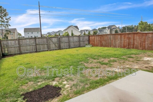 Building Photo - 821 Redbud Ln