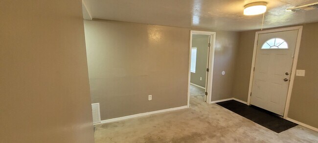 Building Photo - Cute 5 bedroom House