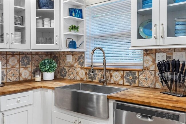 Building Photo - 2201 Park St N