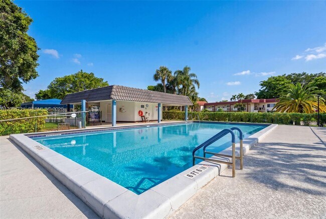 Building Photo - 681 S Hollybrook Dr