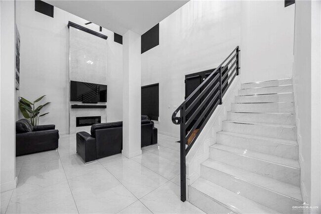 Building Photo - 1615 Lago Delton