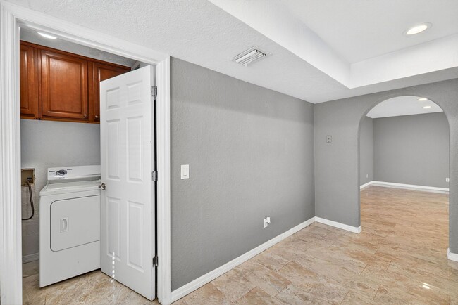 Building Photo - 2 Bedroom 2 Bath Condo with Community pool