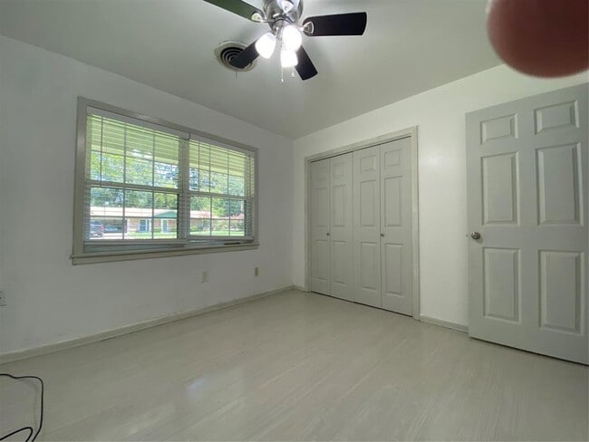 Building Photo - 608 Willow Bend Dr