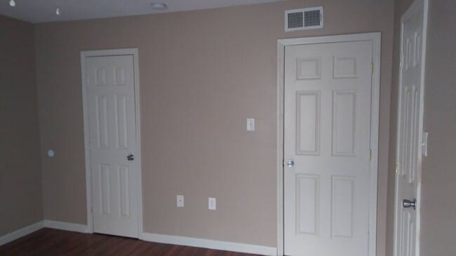 Building Photo - Spacious 3 Bedroom Townhome