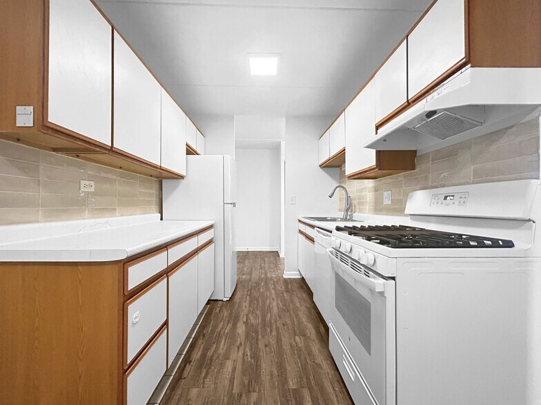 Building Photo - 5011 Valley Ln