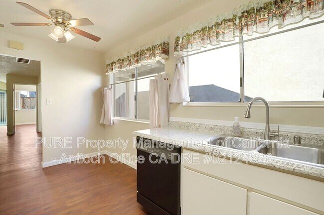 Building Photo - 2433 Sequoia Dr