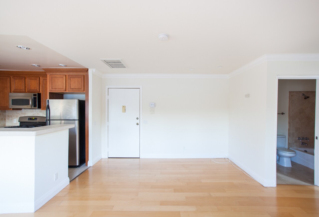 Building Photo - 1510 S Barrington Ave