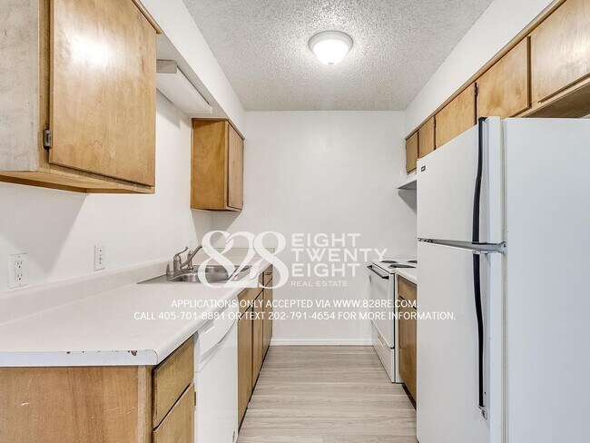 Building Photo - AVAILABLE NOW! 2 bed/1 bath Apartment at W...