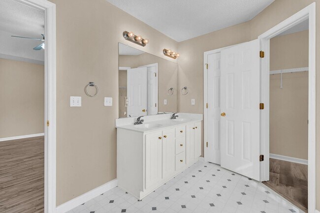 Building Photo - 1004 Cobblestone Blvd