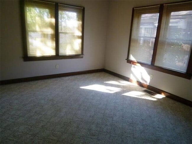 Building Photo - 2 Bedroom Home Near Union Hospital - Pets Welcome!