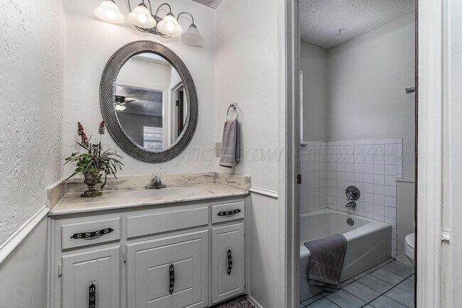 Building Photo - 5712 SW 48th Ave