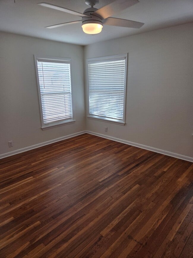 Building Photo - Travis Heights