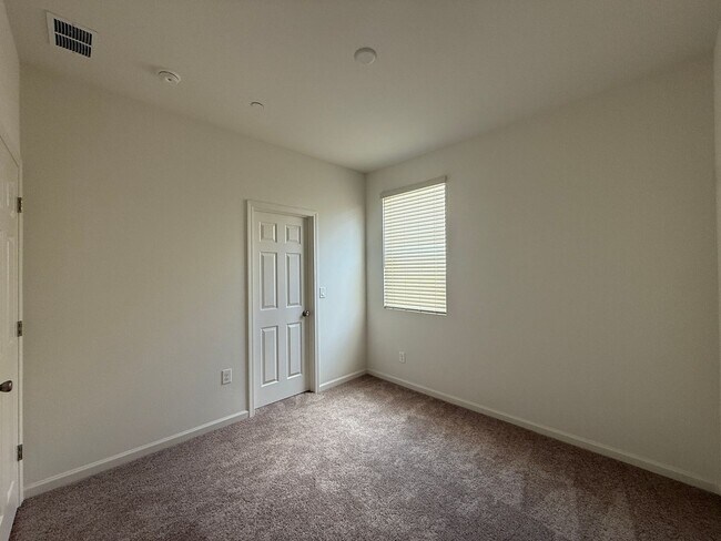Building Photo - 3 bedroom, 2 bathroom home located in the vibrant community of Madera, CA
