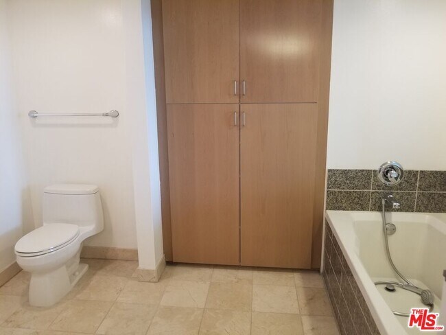 Building Photo - 13700 Marina Pointe Dr