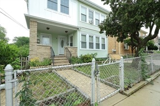 Building Photo - 98 Woodside Ave