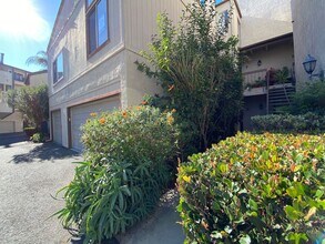 Building Photo - Spacious 2 Bedroom/ 2 Bath in the Highly Desired Tropical Setting of Windsong Cove Community of C...