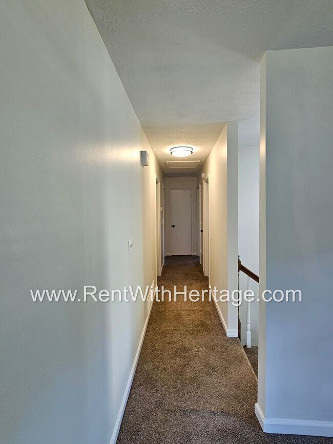 Building Photo - Amazing 4 Bedroom/ 2 Bath Home / Bonus Roo...