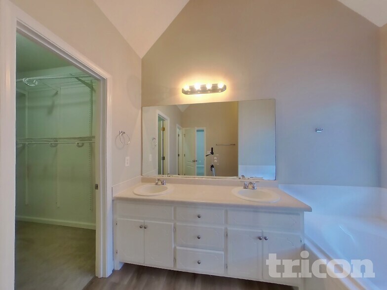 Building Photo - 8018 Christian Ct